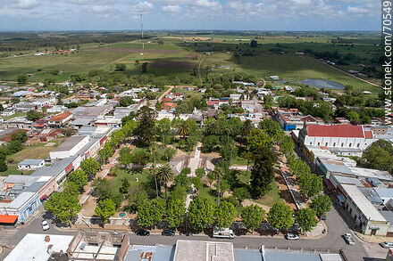 Vista aérea de la plaza Tomás Berreta y el pueblo - Departamento de Canelones - URUGUAY. Foto No. 70549