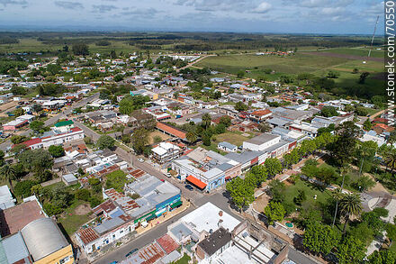 Vista aérea del pueblo y parte de la plaza - Departamento de Canelones - URUGUAY. Foto No. 70550
