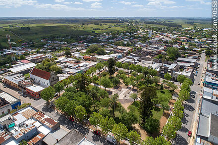 Vista aérea de la plaza Tomás Berreta y el pueblo - Departamento de Canelones - URUGUAY. Foto No. 70558