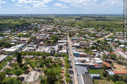 Vista aérea de la plaza Tomás Berreta y el pueblo - Departamento de Canelones - URUGUAY. Foto No. 70561
