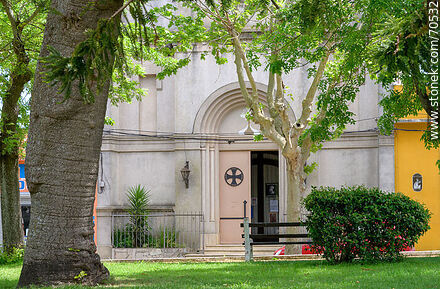 Plaza Tomás Berreta. La iglesia - Departamento de Canelones - URUGUAY. Foto No. 70532