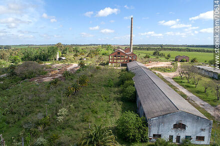 Vista aérea de las antiguas instalaciones del ingenio remolachero y azucarero de Rausa - Departamento de Canelones - URUGUAY. Foto No. 70614