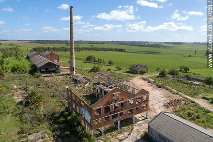 Vista aérea de las antiguas instalaciones del ingenio remolachero y azucarero de Rausa - Departamento de Canelones - URUGUAY. Foto No. 70617