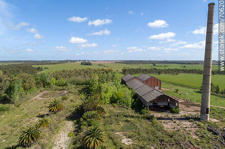 Vista aérea de las antiguas instalaciones del ingenio remolachero y azucarero de Rausa - Departamento de Canelones - URUGUAY. Foto No. 70620