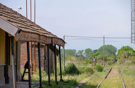 Antigua estación de ferrocarril de Montes. Se avizora una luz de locomotora - Departamento de Canelones - URUGUAY. Foto No. 70569
