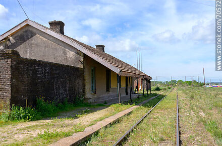 Antigua estación de ferrocarril de Montes. Se avizora una luz de locomotora - Departamento de Canelones - URUGUAY. Foto No. 70572