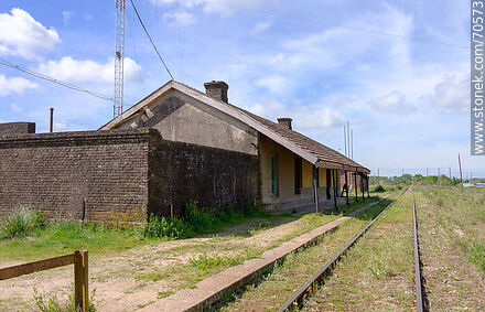 Antigua estación de ferrocarril de Montes. Se avizora una luz de locomotora - Departamento de Canelones - URUGUAY. Foto No. 70573