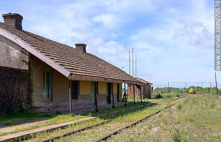 Antigua estación de ferrocarril de Montes. Se aproxima una locomotora - Departamento de Canelones - URUGUAY. Foto No. 70578