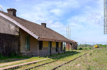 Antigua estación de ferrocarril de Montes. Se aproxima un tren de carga - Departamento de Canelones - URUGUAY. Foto No. 70579