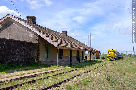 Antigua estación de ferrocarril de Montes. Tren de carga desde Minas - Departamento de Canelones - URUGUAY. Foto No. 70585