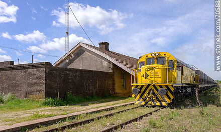 Antigua estación de ferrocarril de Montes. Tren de carga desde Minas - Departamento de Canelones - URUGUAY. Foto No. 70588