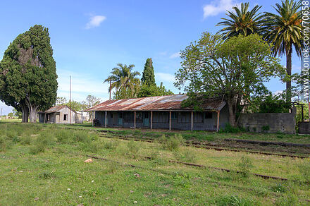 Antigua estación de ferrocarril abandonada - Departamento de Canelones - URUGUAY. Foto No. 70658