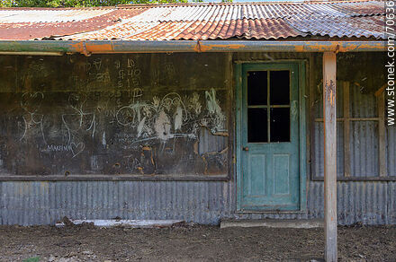 Antigua estación de ferrocarril abandonada - Departamento de Canelones - URUGUAY. Foto No. 70636