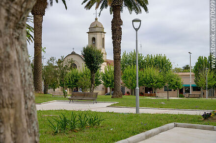 Plaza Lázaro Cabrera y la parroquia Nuesta Señora del Carmen - Departamento de Lavalleja - URUGUAY. Foto No. 70699