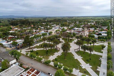Vista aérea de la plaza Lázaro Cabrera y la parroquia Nuestra Señora del Carmen - Departamento de Lavalleja - URUGUAY. Foto No. 70662