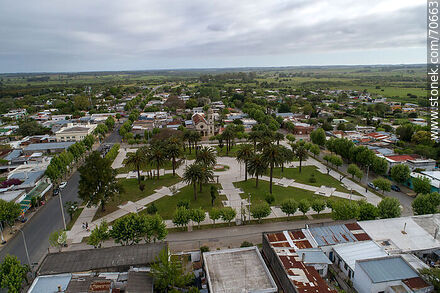 Vista aérea de la plaza Lázaro Cabrera y la parroquia Nuestra Señora del Carmen - Departamento de Lavalleja - URUGUAY. Foto No. 70663