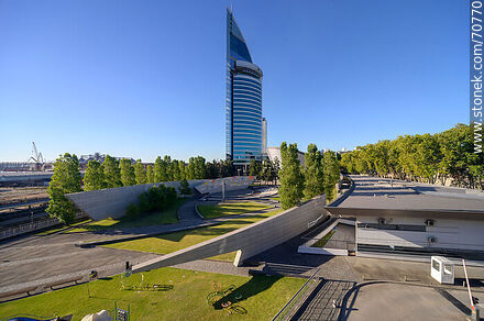 Torre de las Telecomunicaciones y la plaza anexa - Antel - Departamento de Montevideo - URUGUAY. Foto No. 70770