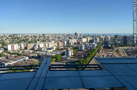 Vista aérea al sur de Montevideo desde la Torre de las Telecomunicaciones - Departamento de Montevideo - URUGUAY. Foto No. 70723