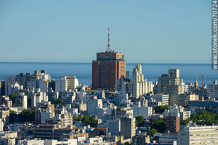 Vista aérea al sur de Montevideo desde la Torre de las Telecomunicaciones. Intendencia municip. Palacio Díaz - Departamento de Montevideo - URUGUAY. Foto No. 70724