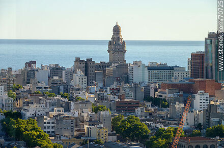 Vista aérea al sur de Montevideo desde la Torre de las Telecomunicaciones. Palacio Salvo - Departamento de Montevideo - URUGUAY. Foto No. 70725