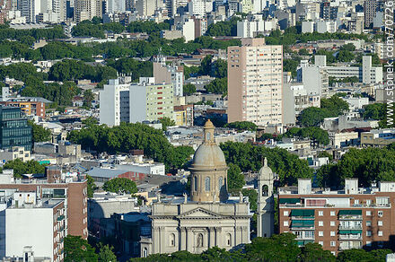 Vista aérea al sur de Montevideo desde la Torre de las Telecomunicaciones. Iglesia de la Aguada - Departamento de Montevideo - URUGUAY. Foto No. 70726
