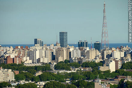 Vista aérea al sureste de Montevideo desde la Torre de las Telecomunicaciones. Torres del Buceo. Antena del Canal 4 - Departamento de Montevideo - URUGUAY. Foto No. 70727