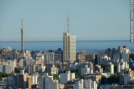 Vista aérea al sur de Montevideo desde la Torre de las Telecomunicaciones. Antena del Canal 10 y Torre El Gaucho - Departamento de Montevideo - URUGUAY. Foto No. 70728