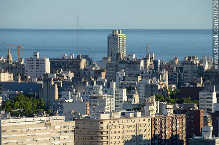 Vista aérea al sur de Montevideo desde la Torre de las Telecomunicaciones. Torre Estrella del Sur - Departamento de Montevideo - URUGUAY. Foto No. 70729