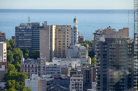 Vista aérea al sur de Montevideo desde la Torre de las Telecomunicaciones. Edificio del Rex - Departamento de Montevideo - URUGUAY. Foto No. 70730