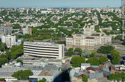 Vista aérea desde la Torre de las Telecomunicaciones. Palacio Legislativo y anexo - Departamento de Montevideo - URUGUAY. Foto No. 70731