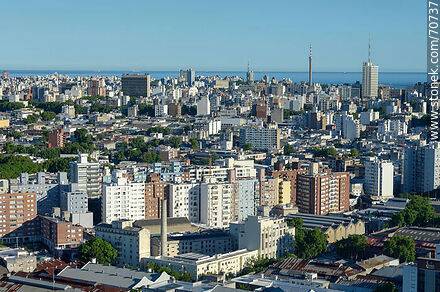Vista aérea al sur de Montevideo desde la Torre de las Telecomunicaciones - Departamento de Montevideo - URUGUAY. Foto No. 70737