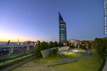Torre de las Telecomunicaciones y su plaza al atardecer - Departamento de Montevideo - URUGUAY. Foto No. 70782