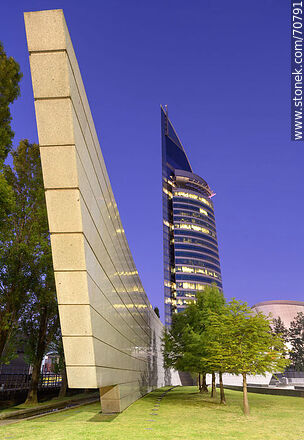Torre de las Telecomunicaciones y su plaza al anochecer - Departamento de Montevideo - URUGUAY. Foto No. 70791