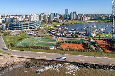Vista aérea de las canchas del Yatch Club, puerto y torres del Buceo - Departamento de Montevideo - URUGUAY. Foto No. 70926