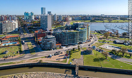 Vista aérea del edificio Forum en construcción, el colector y la Av. L. A. de Herrera - Departamento de Montevideo - URUGUAY. Foto No. 70921