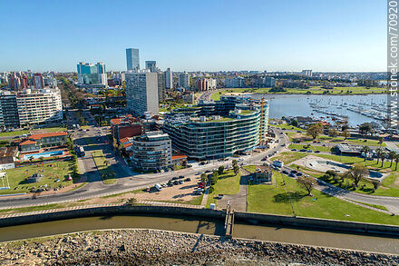 Vista aérea del edificio Forum en construcción, el colector y la Av. L. A. de Herrera - Departamento de Montevideo - URUGUAY. Foto No. 70920