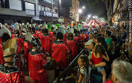 Llamadas parade 2018. Drummers from Yambo Kenya and the audience. - Department of Montevideo - URUGUAY. Photo #71005
