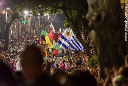 Llamadas 2018. Bandera uruguaya desfilando por la calle Isla de Flores - Departamento de Montevideo - URUGUAY. Foto No. 71086