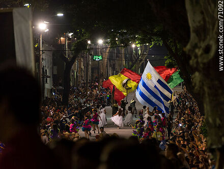 Llamadas 2018. Bandera uruguaya desfilando por la calle Isla de Flores - Departamento de Montevideo - URUGUAY. Foto No. 71092