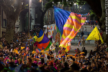 Llamadas 2018. Grandes banderas y el público - Departamento de Montevideo - URUGUAY. Foto No. 71113