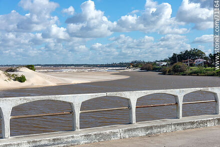 Puente de la rambla Miguel Perea sobre el arroyo Sarandí - Departamento de Canelones - URUGUAY. Foto No. 71164