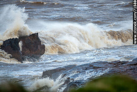 El mar rompiendo sobre las rocas en una sudestada - Departamento de Maldonado - URUGUAY. Foto No. 71220