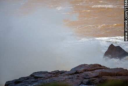 The sea breaking over the rocks in a southeast storm. - Department of Maldonado - URUGUAY. Photo #71225