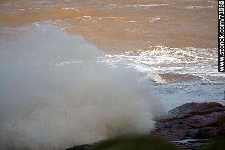 El mar rompiendo sobre las rocas en una sudestada - Departamento de Maldonado - URUGUAY. Foto No. 71226