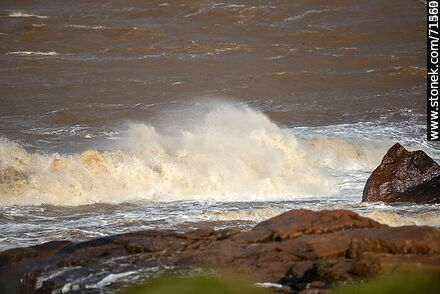 The sea breaking over the rocks in a southeast storm. - Department of Maldonado - URUGUAY. Photo #71231