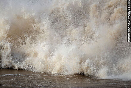 Sea breaking against the shore in a big splash  - Department of Maldonado - URUGUAY. Photo #71177