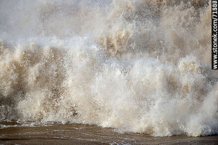 Sea breaking against the shore in a big splash  - Department of Maldonado - URUGUAY. Photo #71178