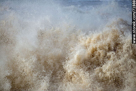 Sea breaking against the shore in a big splash  - Department of Maldonado - URUGUAY. Photo #71179