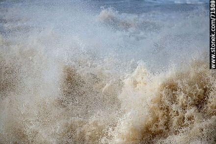 Sea breaking against the shore in a big splash  - Department of Maldonado - URUGUAY. Photo #71180
