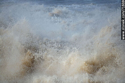 Sea breaking against the shore in a big splash  - Department of Maldonado - URUGUAY. Photo #71181
